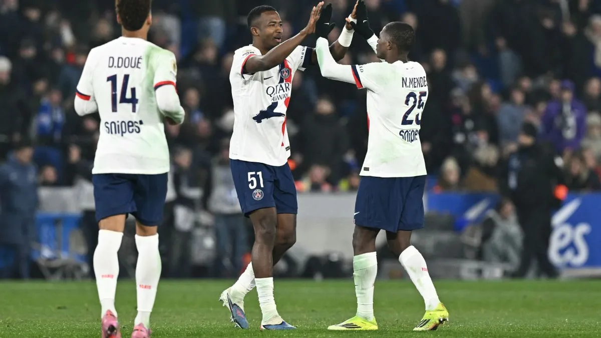 Późna bomba Mendesa! PSG w dziesiątkę nokautuje Strasburg i wraca na tron Ligue 1