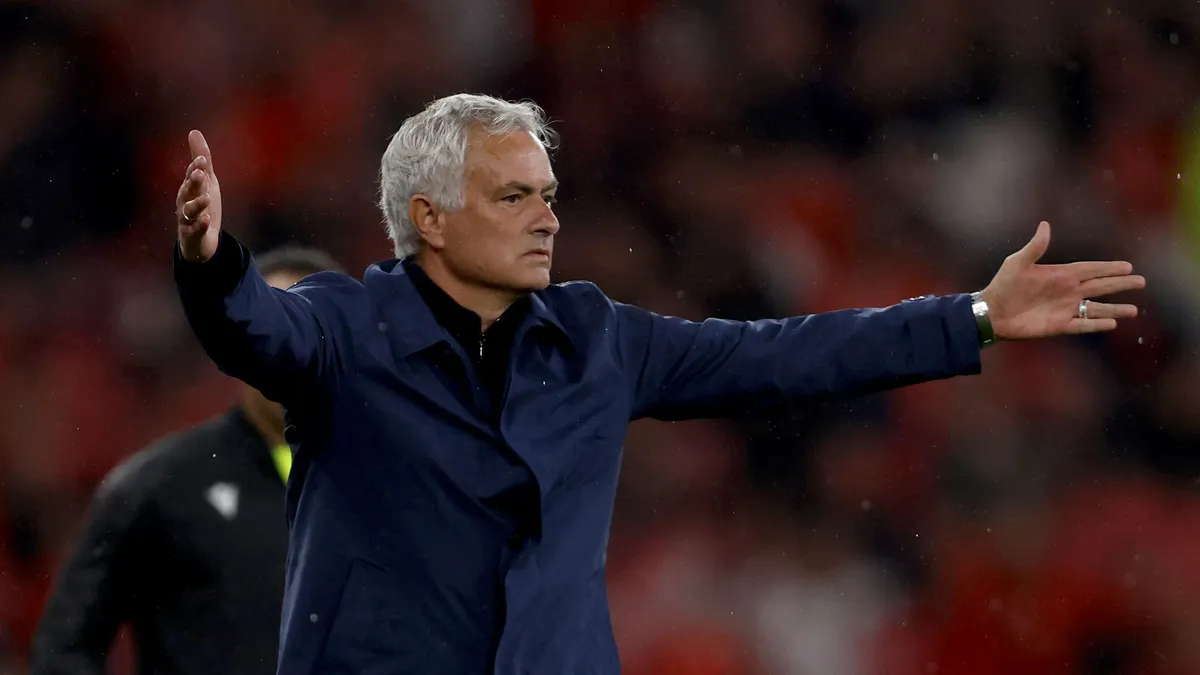 Mourinho zaskakuje dziennikarzy! Zamiast wojny z mediami - woda i uprzejmość