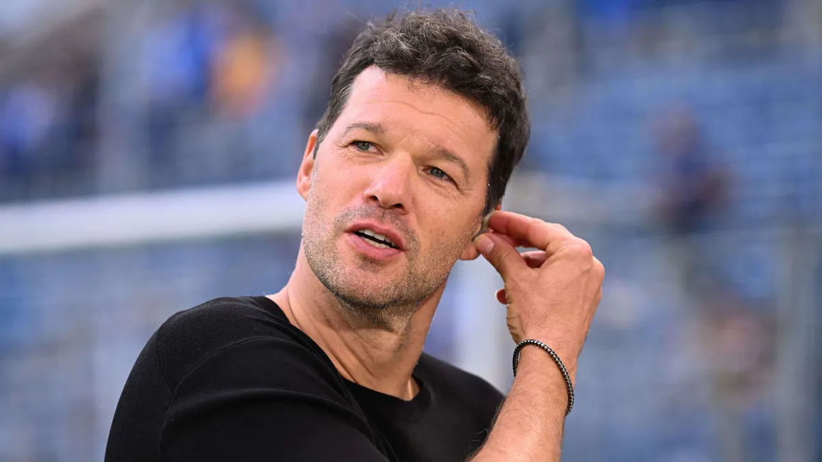 Ballack uderza w Hoenessa i Eberla. Stanął w obronie 18-letniego talentu Bayernu
